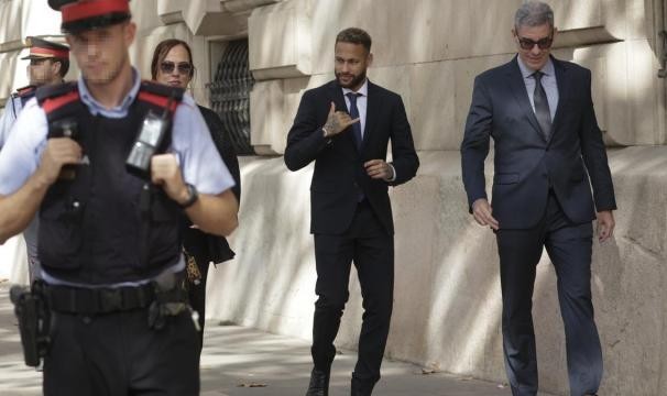 低调看直播-内马尔案开审 他把责任推给父亲 老佛爷出庭作证