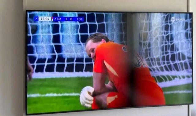 低调JR看球-热刺门将金斯基两度失误被换下，赛后获球迷安慰|马竞|欧冠|托特纳姆热刺|马德里竞技|决赛_新浪体育_新浪新闻